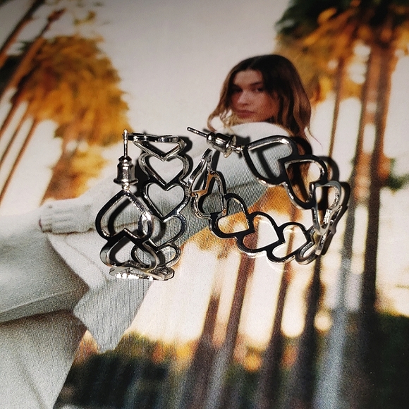 Silver Heart Pattern Hoops Interlocking - Picture 5 of 5